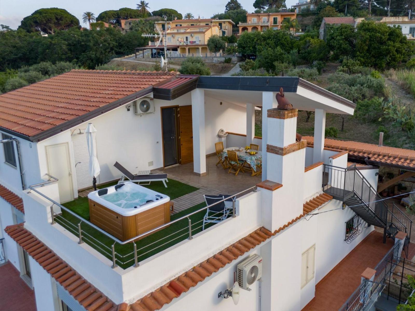 Loft incantevole con idromassaggio esterno privato Patti Esterno foto